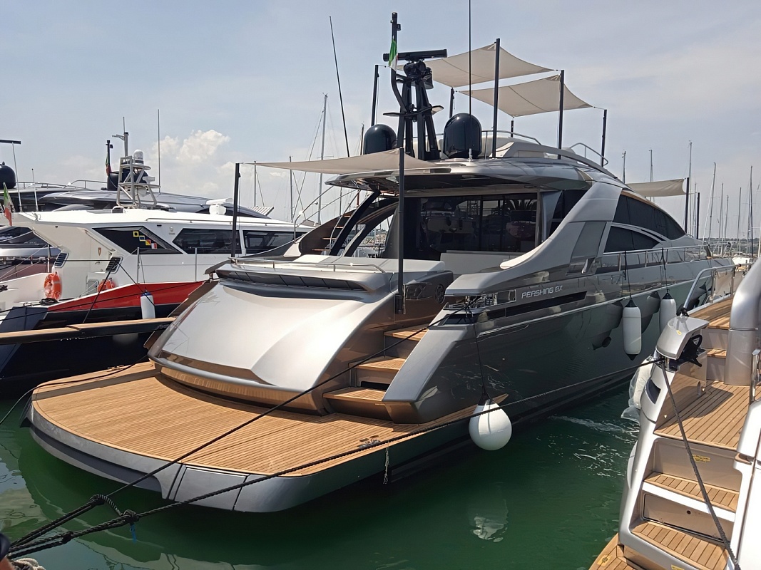 Продается моторная яхта PERSHING 8X 2022г.